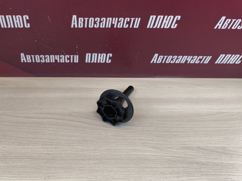 Крепление запасного колеса