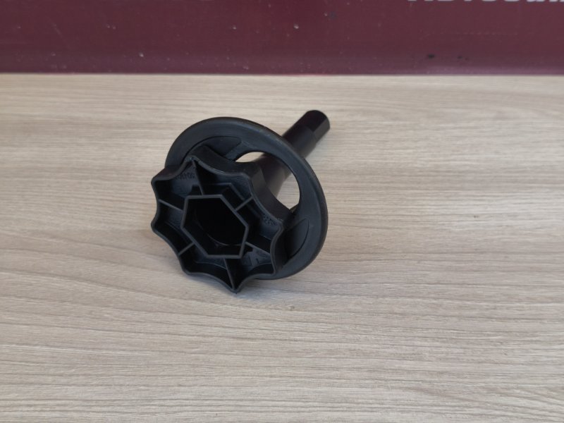 Крепление запасного колеса