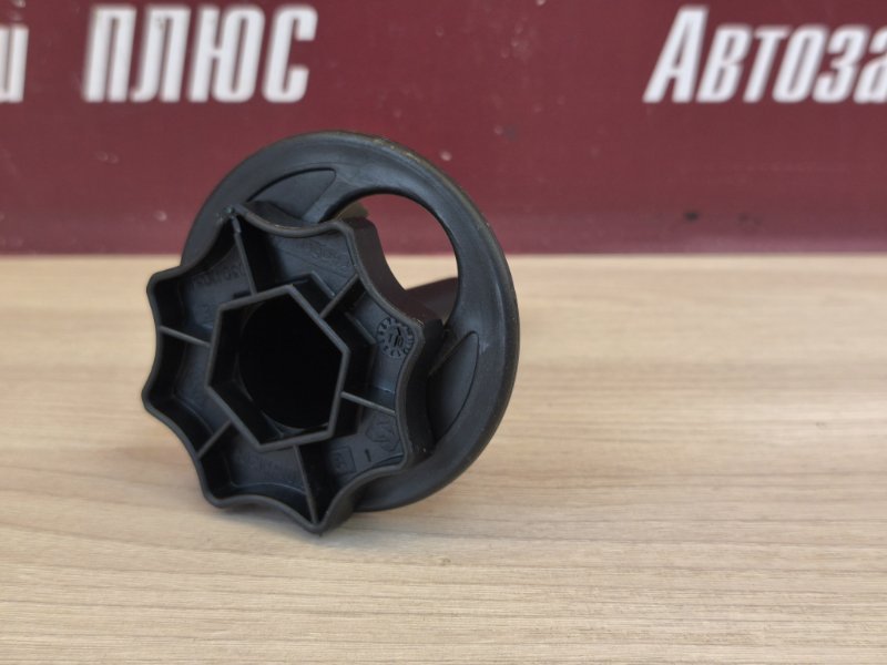 Крепление запасного колеса