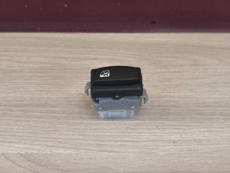 Кнопка блокировки стеклоподъемников