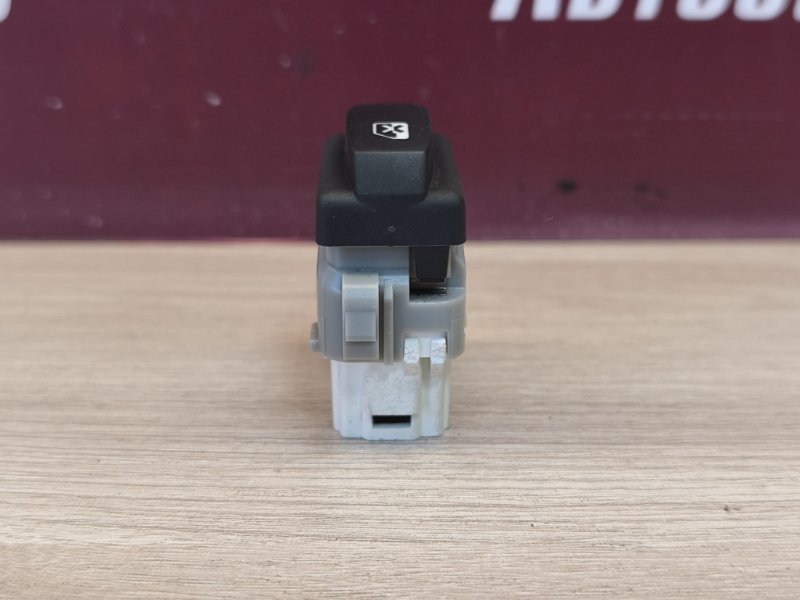 Кнопка блокировки стеклоподъемников