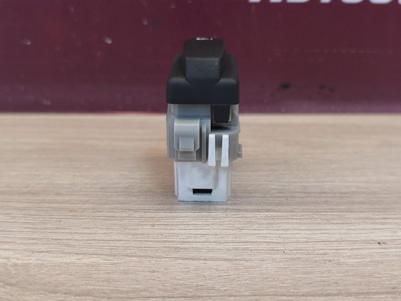 Кнопка блокировки стеклоподъемников