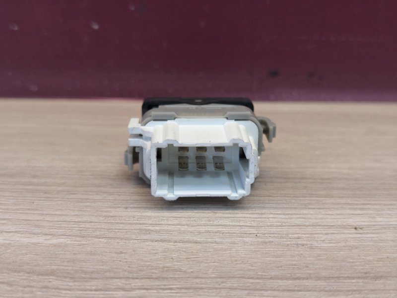 Кнопка блокировки стеклоподъемников