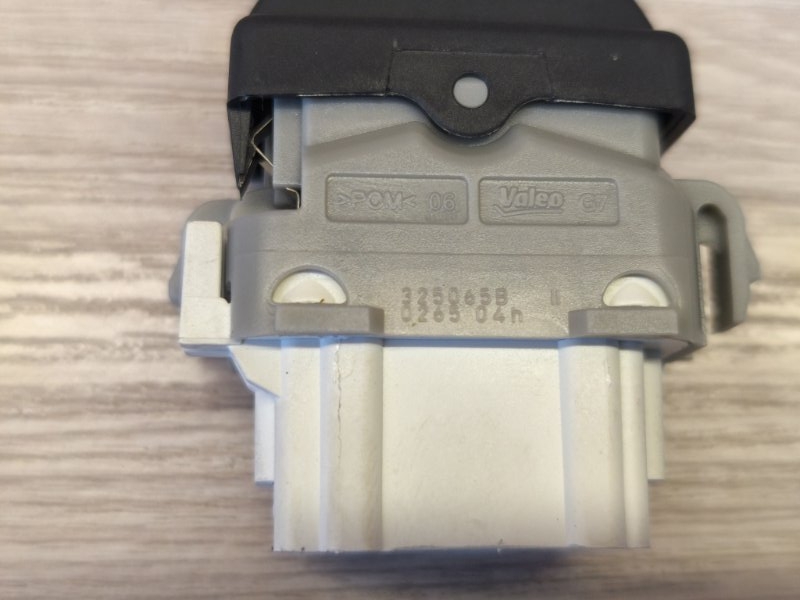 Кнопка блокировки стеклоподъемников