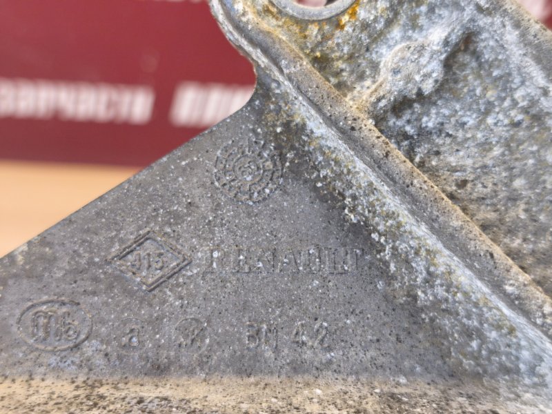 Кронштейн опоры двигателя