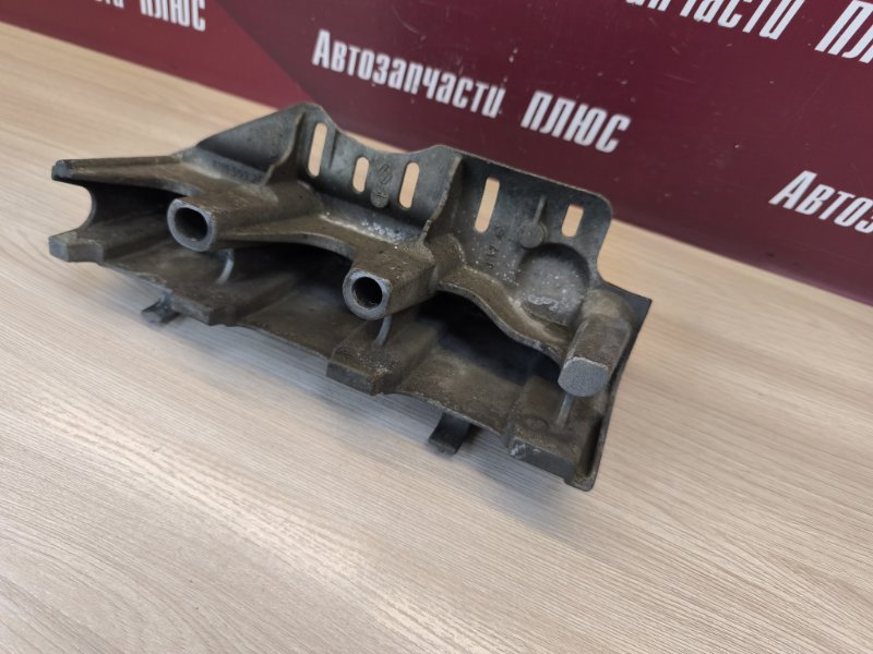 Кронштейн впускного коллектора