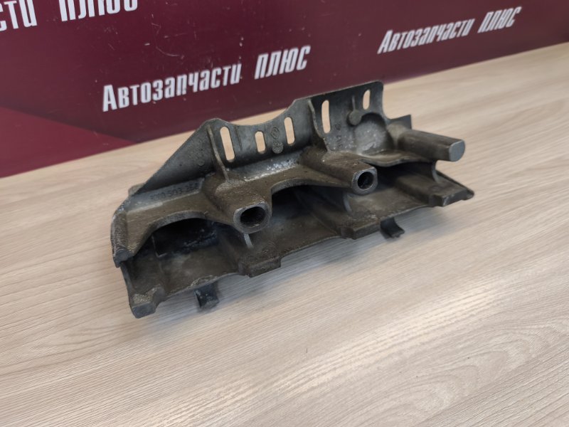 Кронштейн впускного коллектора