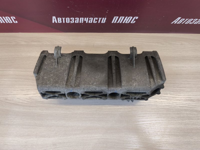 Кронштейн впускного коллектора