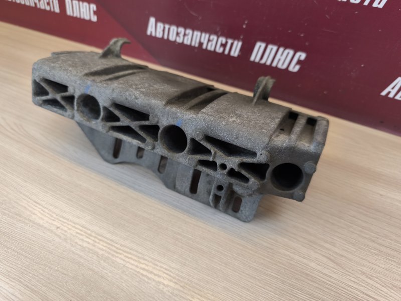 Кронштейн впускного коллектора