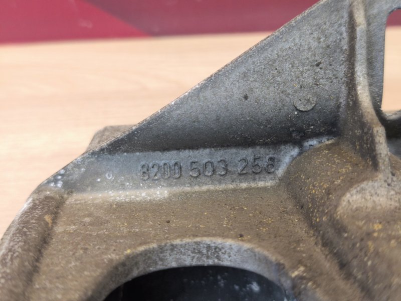 Кронштейн впускного коллектора