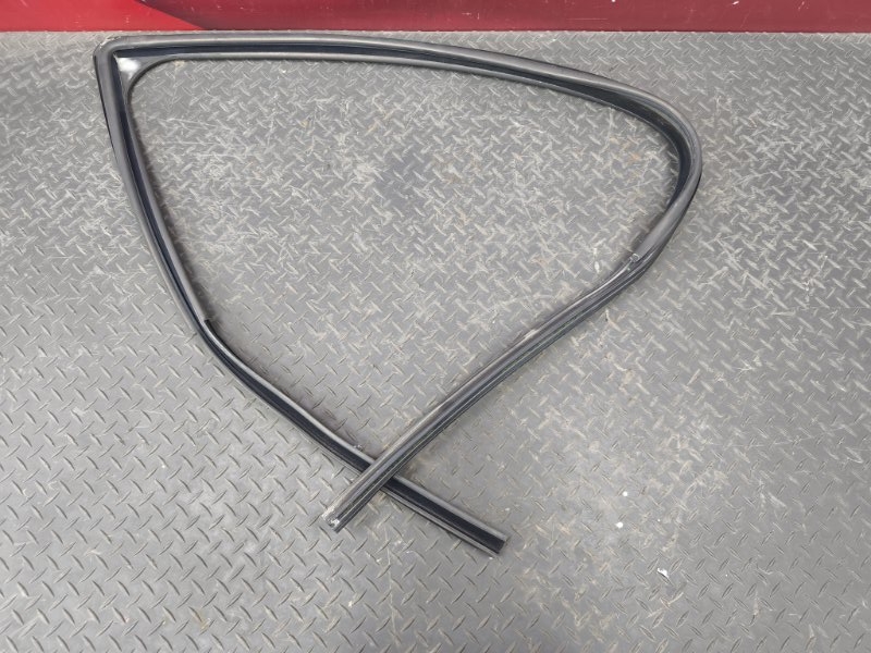 Уплотнитель стекла двери