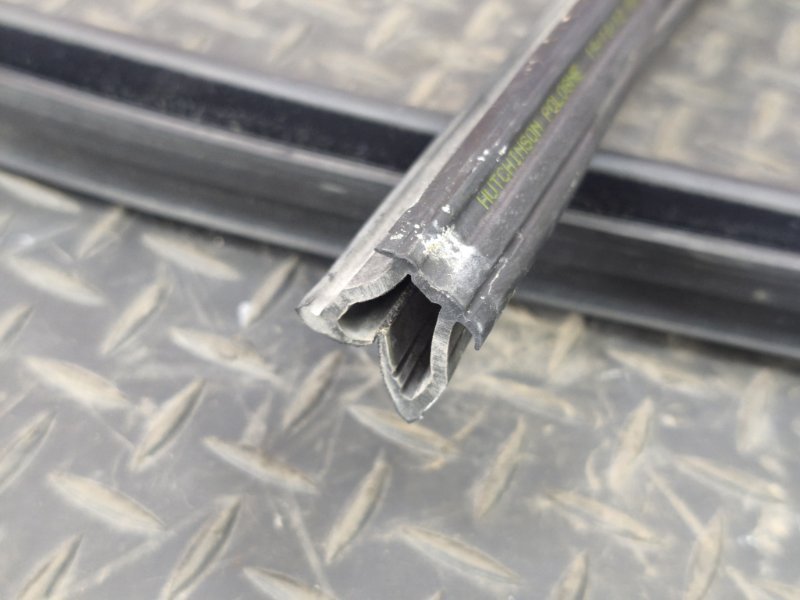 Уплотнитель стекла двери