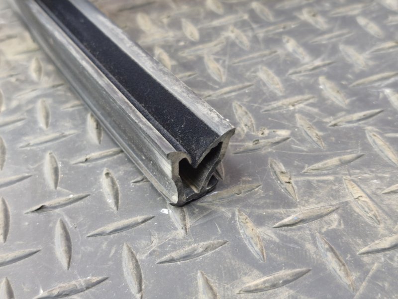 Уплотнитель стекла двери