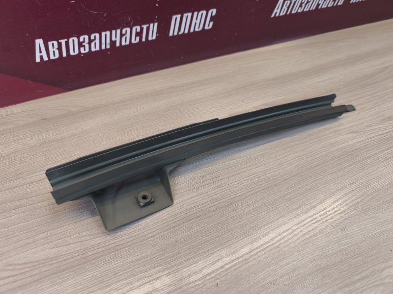 Направляющая стекла     двери