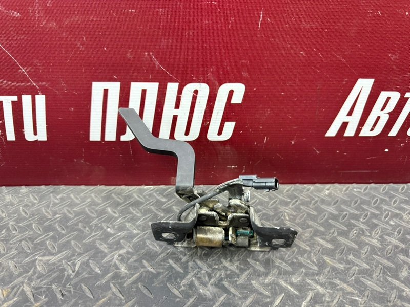Замок капота