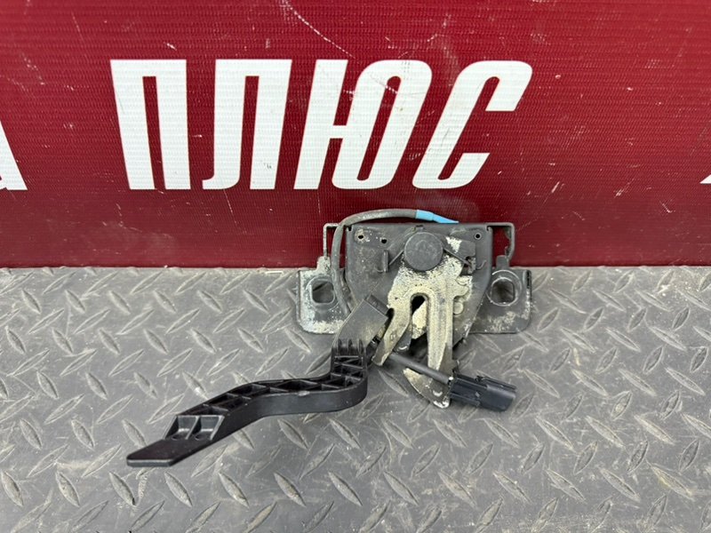 Замок капота