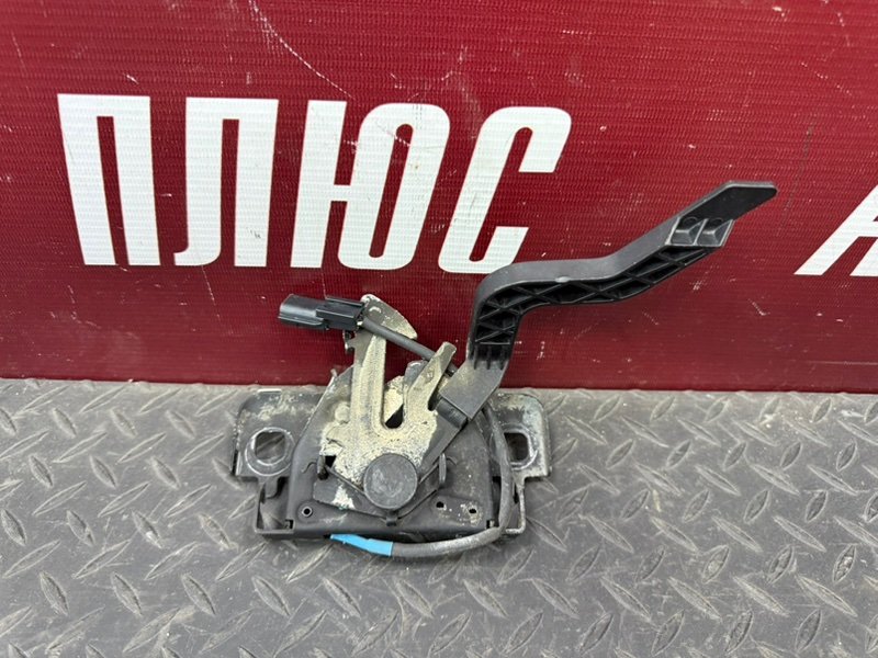 Замок капота