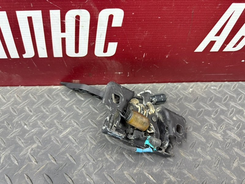 Замок капота