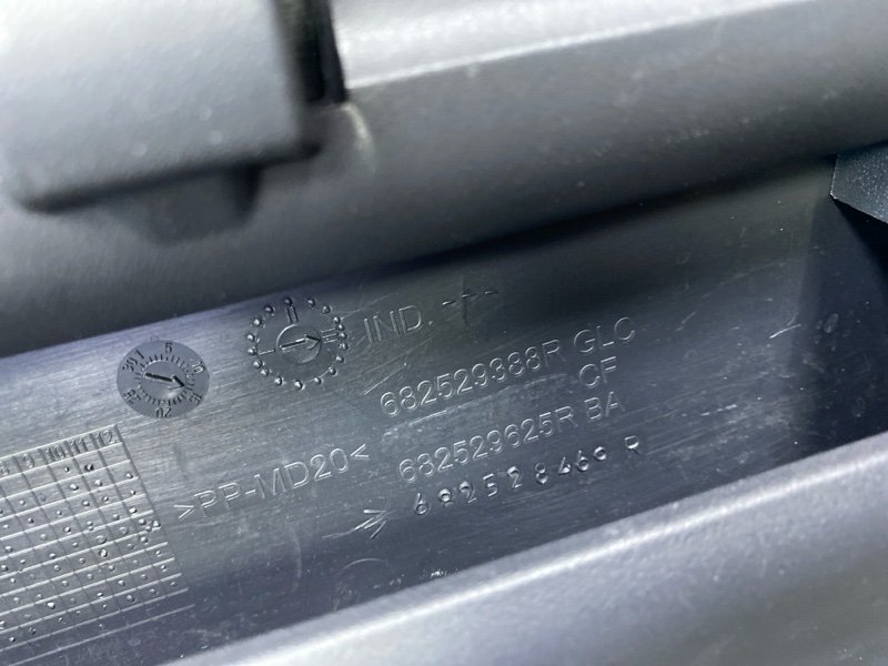 Крышка бардачка