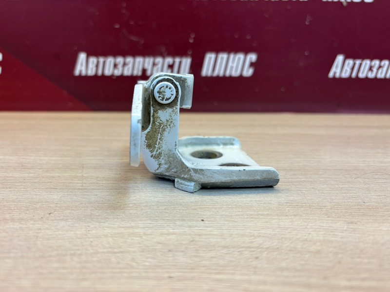 Петля двери