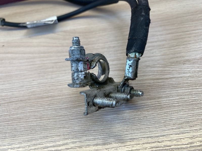 Клемма аккумулятора