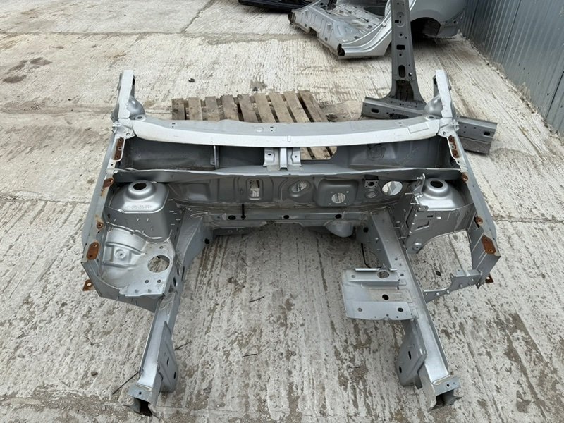 Передняя часть кузова