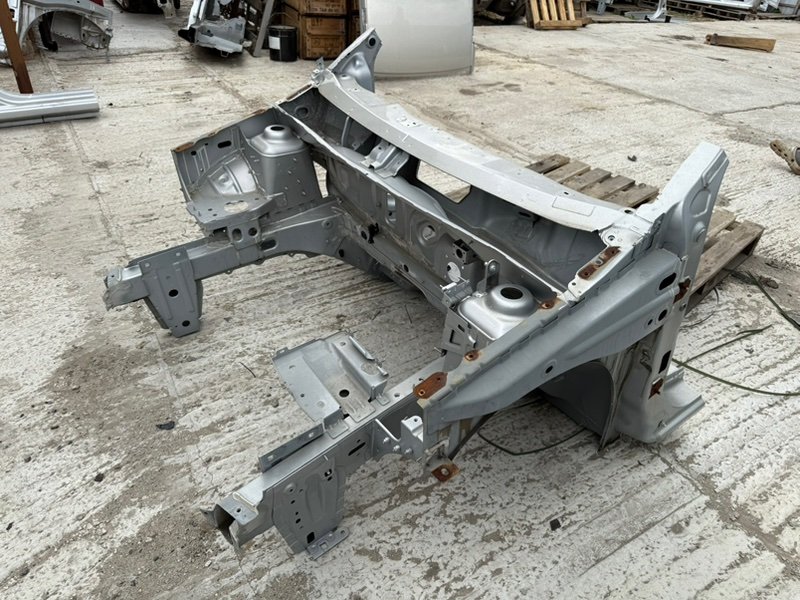 Передняя часть кузова