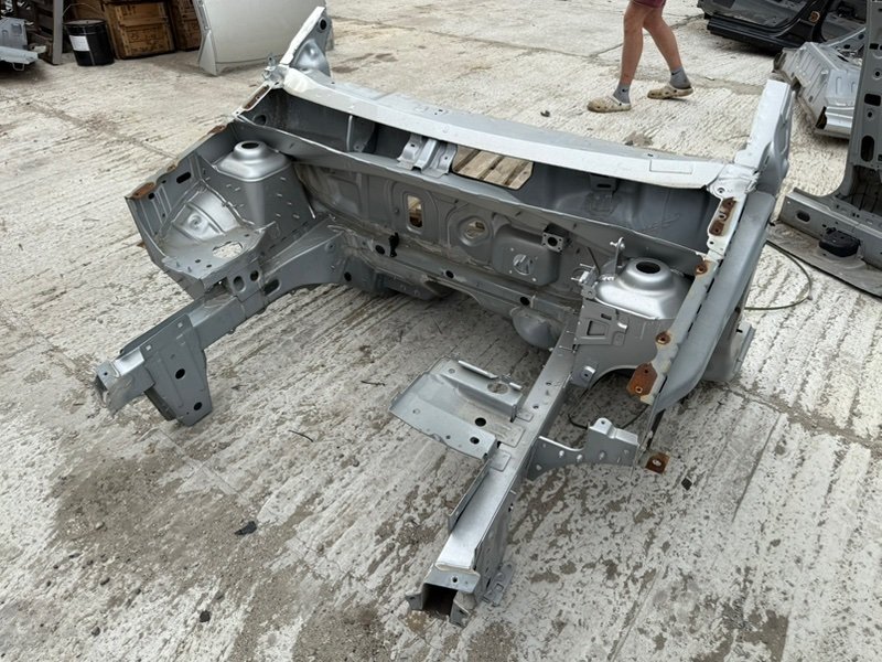 Передняя часть кузова