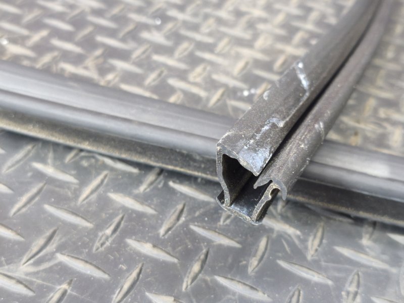 Уплотнитель стекла двери