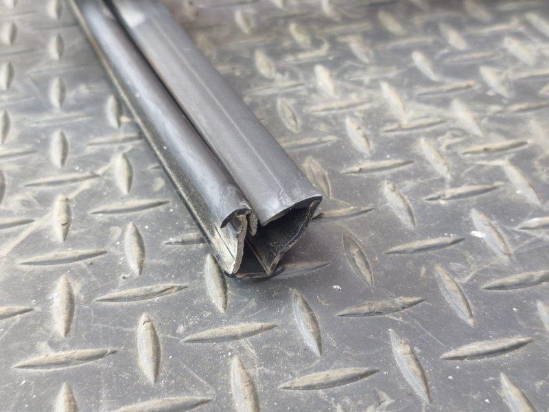 Уплотнитель стекла двери