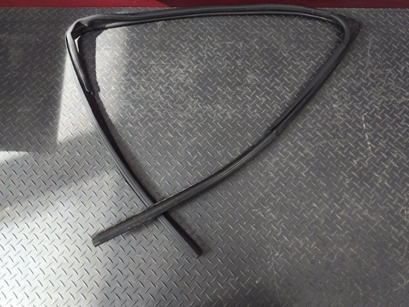 Уплотнитель стекла двери