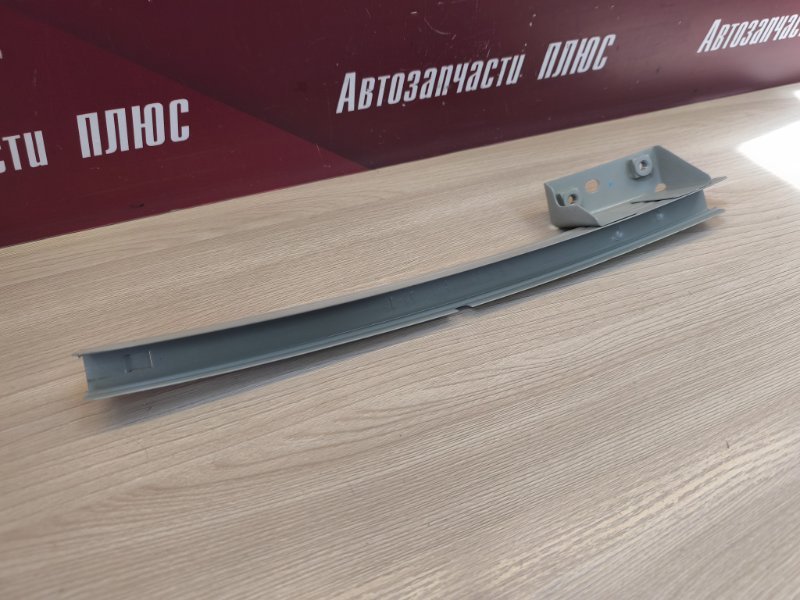 Направляющая стекла двери