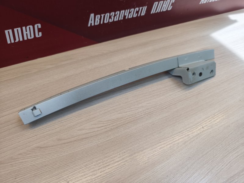 Направляющая стекла двери