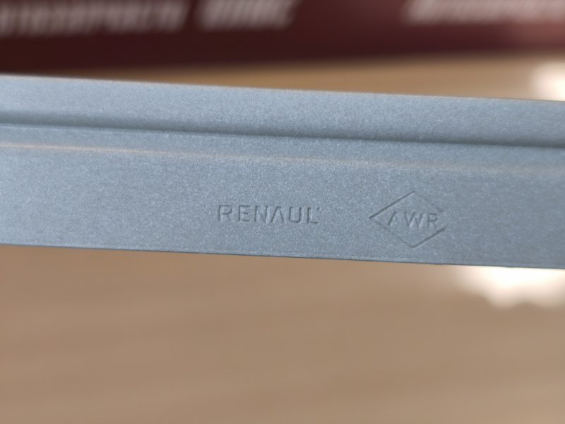 Направляющая стекла двери