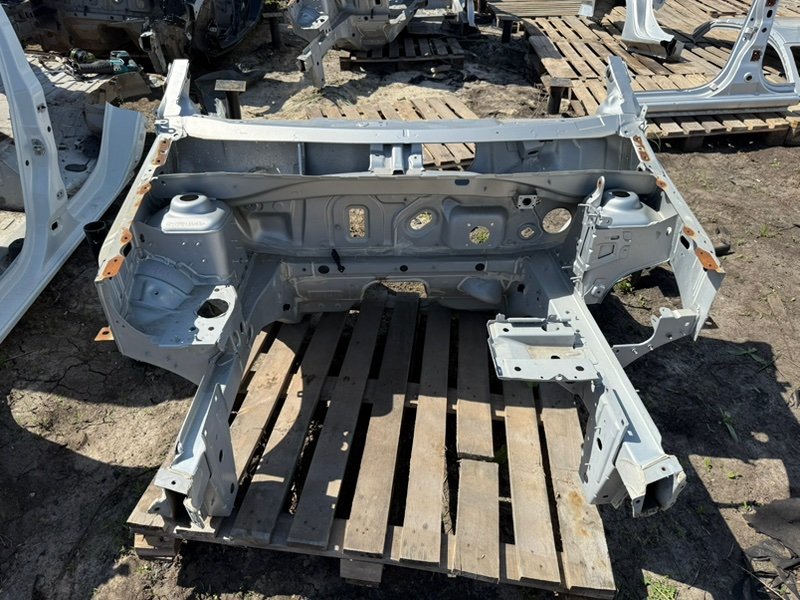 Передняя часть кузова