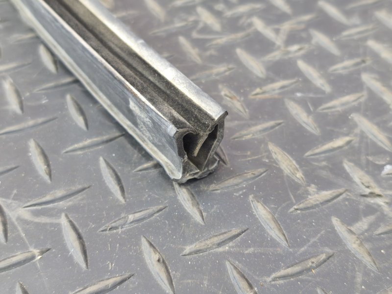 Уплотнитель стекла      двери