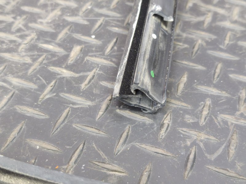 Уплотнитель стекла      двери