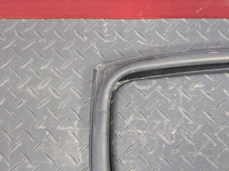 Уплотнитель стекла      двери