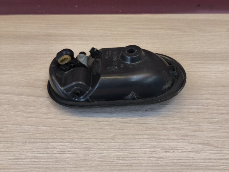 внутренняя ручка двери