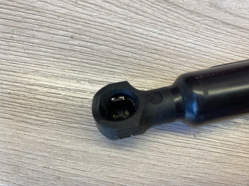 Амортизатор капота