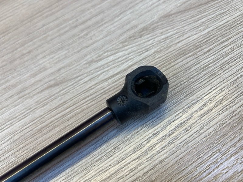 Амортизатор капота