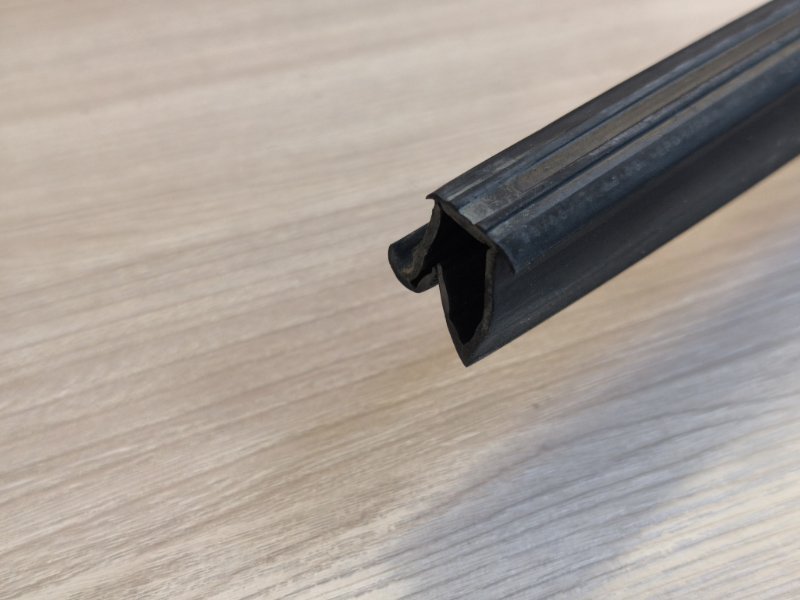 Уплотнитель стекла двери