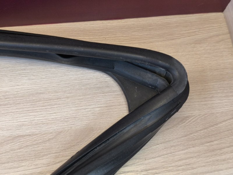 Уплотнитель стекла двери