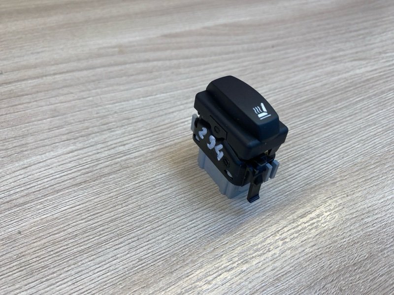 Кнопка обогрева сидений