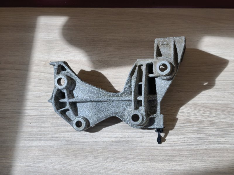 Кронштейн генератора