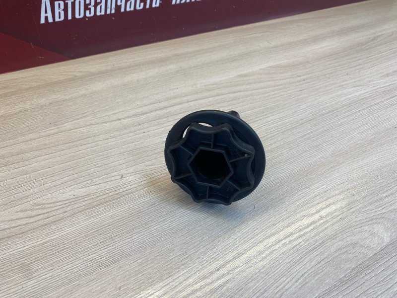 Крепление запасного колеса