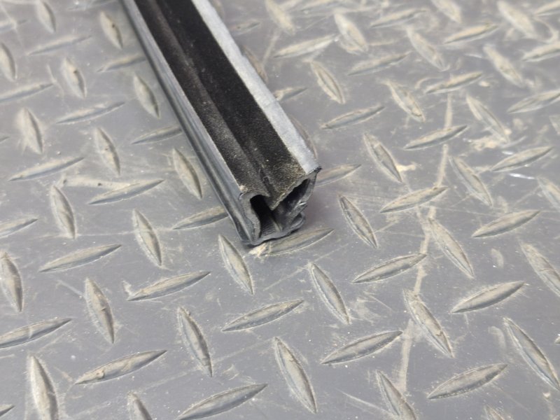 Уплотнитель стекла двери