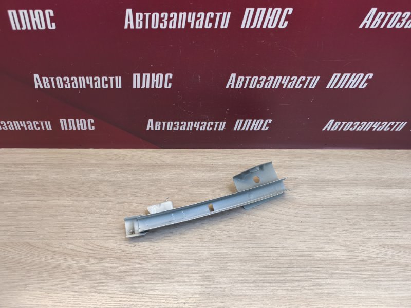 Направляющая стекла двери