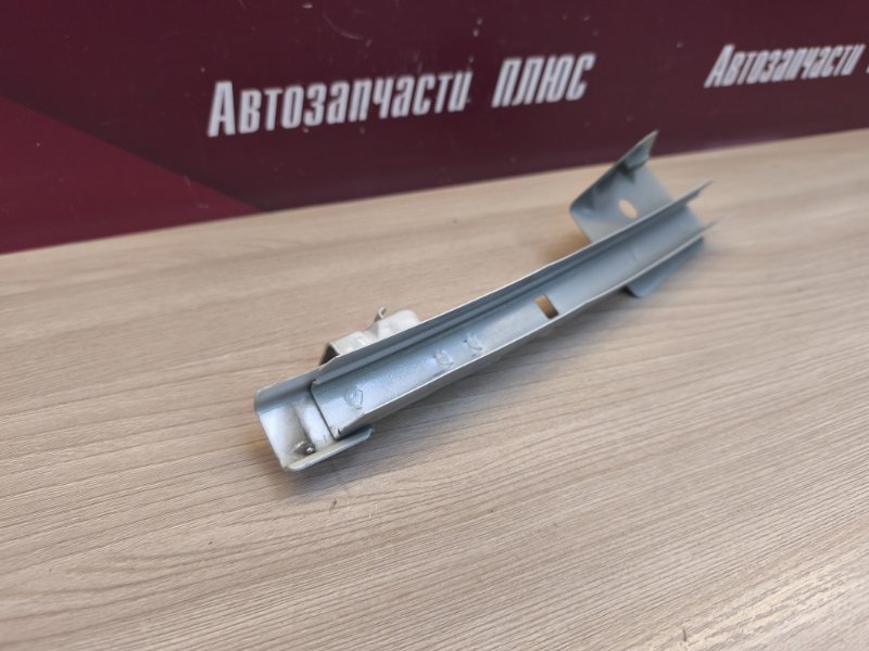 Направляющая стекла двери