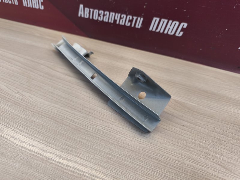 Направляющая стекла двери